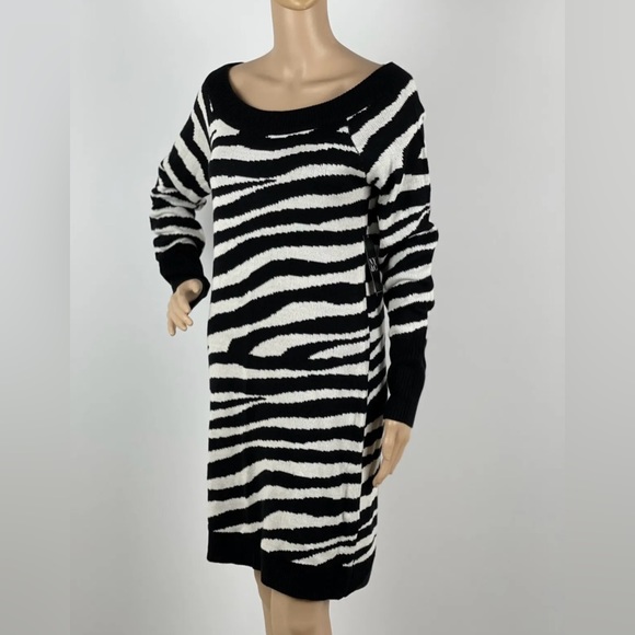 Black and White Leopard Print Sweater Dress - Picture 4 of 9